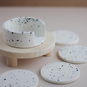 Set di sottobicchieri in terrazzo bianco: decorazione da tavola realizzata a mano. Set di 4 sottobicchieri e supporto