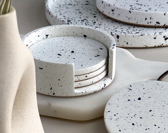 Witte Terrazzo onderzetters set voor eettafel, handgemaakt tafeldecor, milieuvriendelijke huisaccenten, uniek housewarming cadeau - tafelblad decor