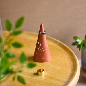Schmuck Ring Cone Halter - Terrakotta Ring Halter - Terrazzo Ring Display - Ehering Halter - Hochzeitsfoto - Verlobung Geschenk Geschenk