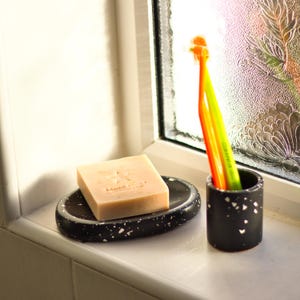 Lot de 2 accessoires de salle de bain en terrazzo noir, porte-savon et cylindre, porte-savon et brosse à dents, organiseur de salle de bain, porte-savon pour lavabo