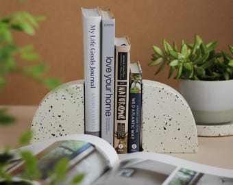 Witte terrazzo boekensteunen (set van 2): handgemaakt minimalistisch plankdecor
