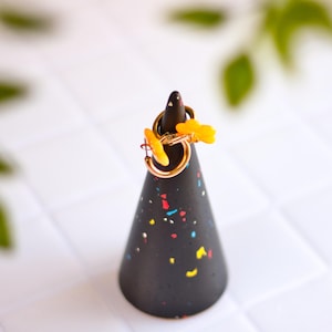 Schwarzer Terrazzo Ringhalter - Moderner kegelförmiger Schmuckhalter - Handgemachter minimalistischer Ringständer - Schwarzer Ringhalter für Schmuck
