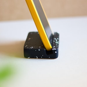Soporte para teléfono negro / Accesorio de escritorio minimalista / Soporte para teléfono moderno hecho a mano / Soporte para teléfono decorativo / Organizador de oficina / Idea de regalo
