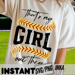 Peut inclure: T-shirt cr&egrave;me avec le texte "That's my GIRL out there" en noir, avec un motif de softball jaune et rouge. Le t-shirt porte &eacute;galement le texte "INSTANT SVG/PNG IMKA LIFE".