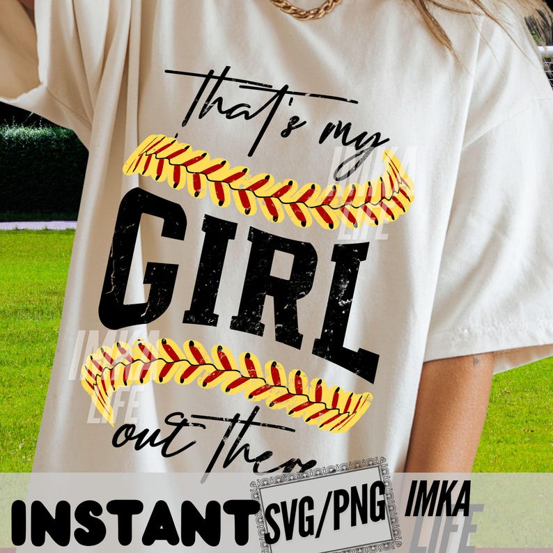 Peut inclure: T-shirt cr&egrave;me avec le texte "That's my GIRL out there" en noir, avec un motif de softball jaune et rouge. Le t-shirt porte &eacute;galement le texte "INSTANT SVG/PNG IMKA LIFE".