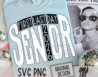 Könnte beinhalten: Hellblaues T-Shirt mit dem Text "FIRST LAST DAY SENIOR 2026" in verblichener weißer Schrift. Das Shirt hat auch den Text "SVG PNG" und "ORIGINAL DESIGN". Im Hintergrund ein Schwarz-Weiß-Bild einer Frau, die sich schminkt.