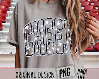 Peut inclure: Un t-shirt gris avec le mot "CHEER" en argenté, avec un contour rempli d'étoiles blanches. Le t-shirt porte également le texte "ORIGINAL DESIGN PNG IMKA LIFE" en bas.