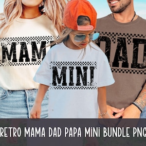Puede incluir: Un conjunto de tres camisetas blancas con ribete a cuadros negros y texto. Las camisetas dicen "Mama", "Dad" y "Mini".