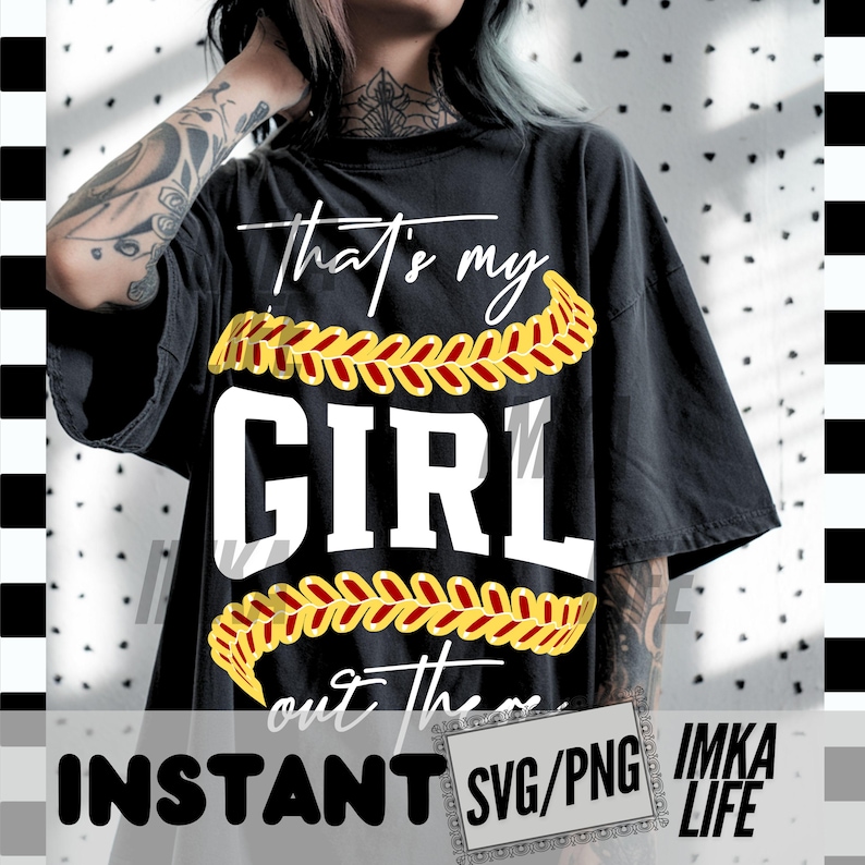 Peut inclure: T-shirt noir avec l'inscription blanche "That's my GIRL out there", orn&eacute;e d'&eacute;l&eacute;ments de baseball jaunes et rouges. Le t-shirt porte &eacute;galement les mots "INSTANT SVG/PNG IMKA LIFE" en bas.