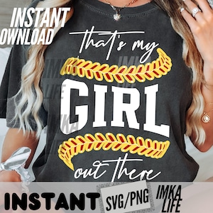 Peut inclure: T-shirt gris fonc&eacute; avec l'inscription blanche "That's my GIRL out there", orn&eacute;e d'un motif de baseball jaune et rouge. Les mots "Instant Download" et "SVG/PNG" sont &eacute;galement visibles.