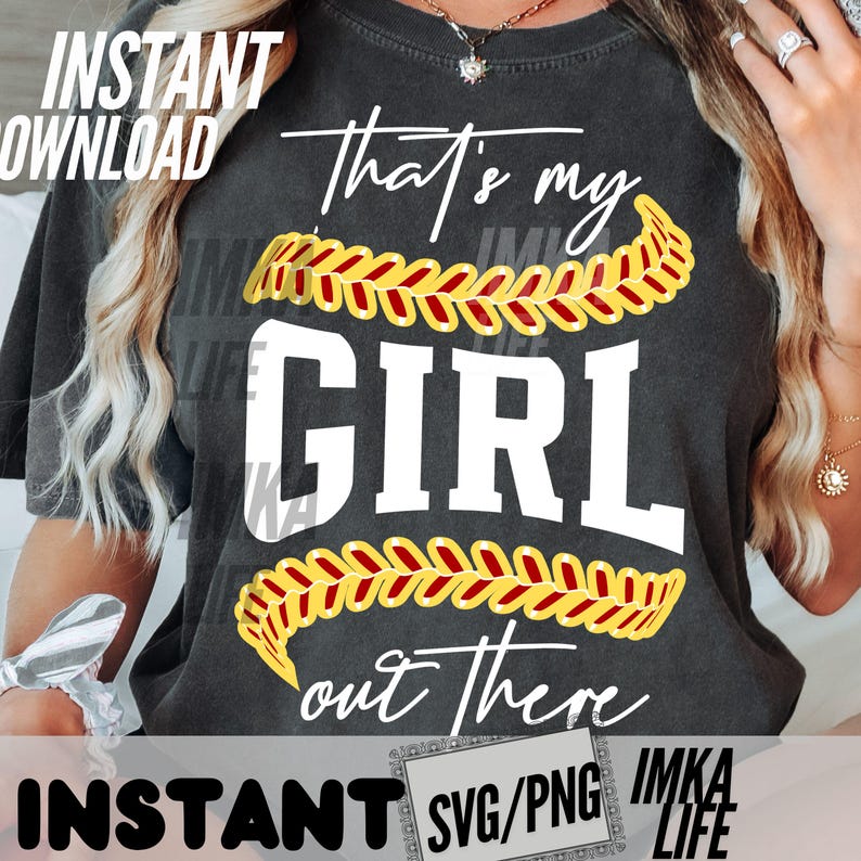 Peut inclure: T-shirt gris fonc&eacute; avec l'inscription blanche "That's my GIRL out there", orn&eacute;e d'un motif de baseball jaune et rouge. Les mots "Instant Download" et "SVG/PNG" sont &eacute;galement visibles.