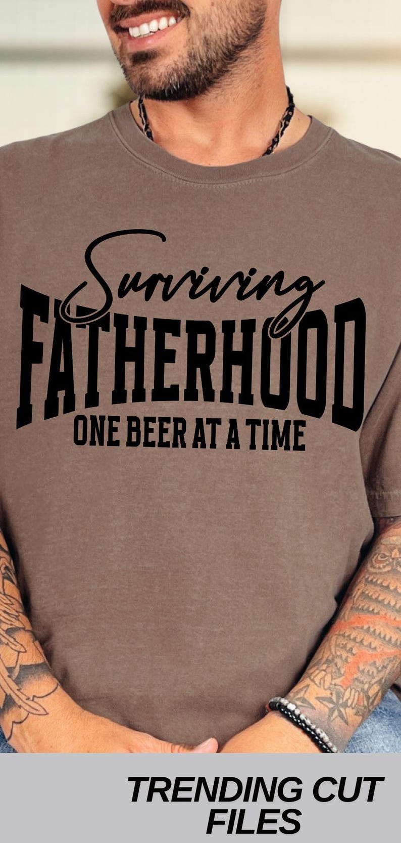 Puede incluir: Una camiseta marr&oacute;n con texto negro que dice "Surviving Fatherhood One Beer at a Time".