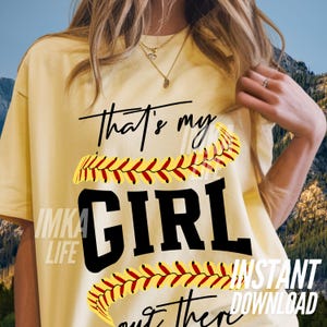Peut inclure: T-shirt jaune clair avec l'inscription noire "That's my GIRL out there", orn&eacute; d'un motif de balle de softball. Le t-shirt porte &eacute;galement les mentions "IMKA LIFE" et "INSTANT DOWNLOAD".