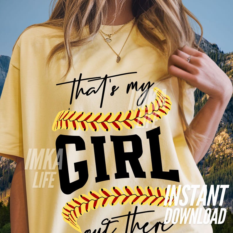 Peut inclure: T-shirt jaune clair avec l'inscription noire "That's my GIRL out there", orn&eacute; d'un motif de balle de softball. Le t-shirt porte &eacute;galement les mentions "IMKA LIFE" et "INSTANT DOWNLOAD".