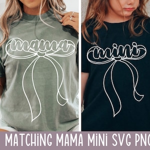 Puede incluir: Camisas a juego para mamá y yo con un diseño de lazo. La camisa más grande dice "mama" y la camisa más pequeña dice "mini".