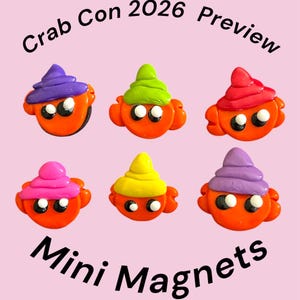 Op de afbeelding: Zes oranje krabmagneten met zwart-witte ogen, elk met een andersgekleurde schelphoed in paars, limoengroen, rood, roze, geel en lavendel. De tekst Crab Con 2026 Preview en Mini Magnets is in het zwart gedrukt op een lichtroze achtergrond.