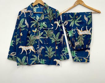 Set pigiama in cotone Jungle Safari: abbigliamento da casa con stampa leopardata e palme