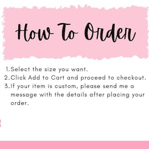 Puede incluir: Gr&aacute;fico con el texto "How To Order" en escritura negra sobre fondo rosa. Las instrucciones incluyen la selecci&oacute;n del tama&ntilde;o, la adici&oacute;n al carrito y la mensajer&iacute;a para pedidos personalizados. Un perro de dibujos animados est&aacute; en la esquina inferior izquierda.