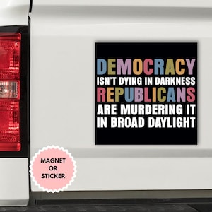 La démocratie ne meurt pas dans les ténèbres, des républicains l'assassinent en plein jour Sticker/aimant anti-atout pour voiture, résistant au racisme, fck Trump