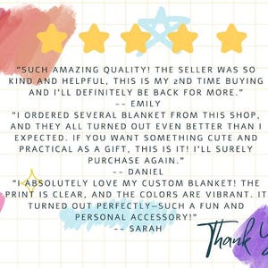 Puede incluir: Gr&aacute;fico de rese&ntilde;as de clientes con acentos de acuarela e ilustraciones de estrellas. El texto incluye testimonios sobre una manta personalizada, con frases como "calidad asombrosa" y "colores vibrantes".