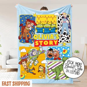 Puede incluir: Una manta azul claro con personajes de dibujos animados de Toy Story. La manta tiene el texto "OLIVIA'S STORY" y "FAST SHIPPING". La manta tambi&eacute;n tiene un c&iacute;rculo con el texto "PICK MORE BLANKET STYLES IN LISTING!"
