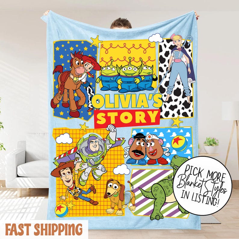 Puede incluir: Una manta azul claro con personajes de dibujos animados de Toy Story. La manta tiene el texto "OLIVIA'S STORY" y "FAST SHIPPING". La manta tambi&eacute;n tiene un c&iacute;rculo con el texto "PICK MORE BLANKET STYLES IN LISTING!"