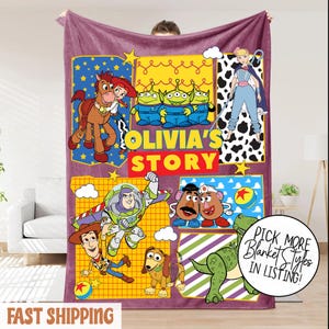 Puede incluir: Una manta rectangular morada con personajes de la pel&iacute;cula "Toy Story". La manta presenta el texto "Olivia's Story" e im&aacute;genes de Woody, Buzz Lightyear y otros personajes. La manta est&aacute; hecha de un material suave y afelpado.