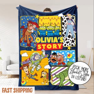 Puede incluir: Una manta azul marino con personajes de dibujos animados de Toy Story. La manta tiene el texto "OLIVIA'S STORY" y "FAST SHIPPING". Tambi&eacute;n se ve un c&iacute;rculo con el texto "PICK MORE BLANKET STYLES IN LISTING!"
