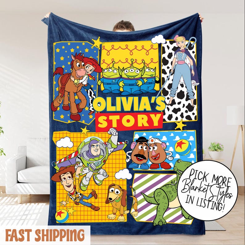 Puede incluir: Una manta azul marino con personajes de dibujos animados de Toy Story. La manta tiene el texto "OLIVIA'S STORY" y "FAST SHIPPING". Tambi&eacute;n se ve un c&iacute;rculo con el texto "PICK MORE BLANKET STYLES IN LISTING!"