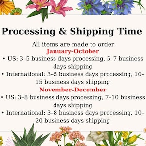 Puede incluir: Un letrero rectangular con el texto "Processing & Shipping Time" rodeado de arreglos florales. El letrero detalla los tiempos de procesamiento y env&iacute;o para pedidos de EE. UU. e internacionales.
