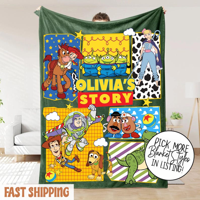 Puede incluir: Una manta polar verde con personajes de Toy Story. La manta tiene un dise&ntilde;o de collage con el texto "OLIVIA'S STORY" y "FAST SHIPPING". Un gr&aacute;fico circular dice "PICK MORE BLANKET STYLES IN LISTING!"