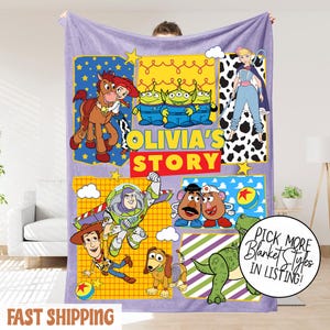 Puede incluir: Una manta lavanda con personajes de dibujos animados coloridos de la pel&iacute;cula Toy Story. La manta tiene el texto "OLIVIA'S STORY" y "FAST SHIPPING". La manta tambi&eacute;n tiene un c&iacute;rculo con el texto "PICK MORE BLANKET STYLES IN LISTING!"