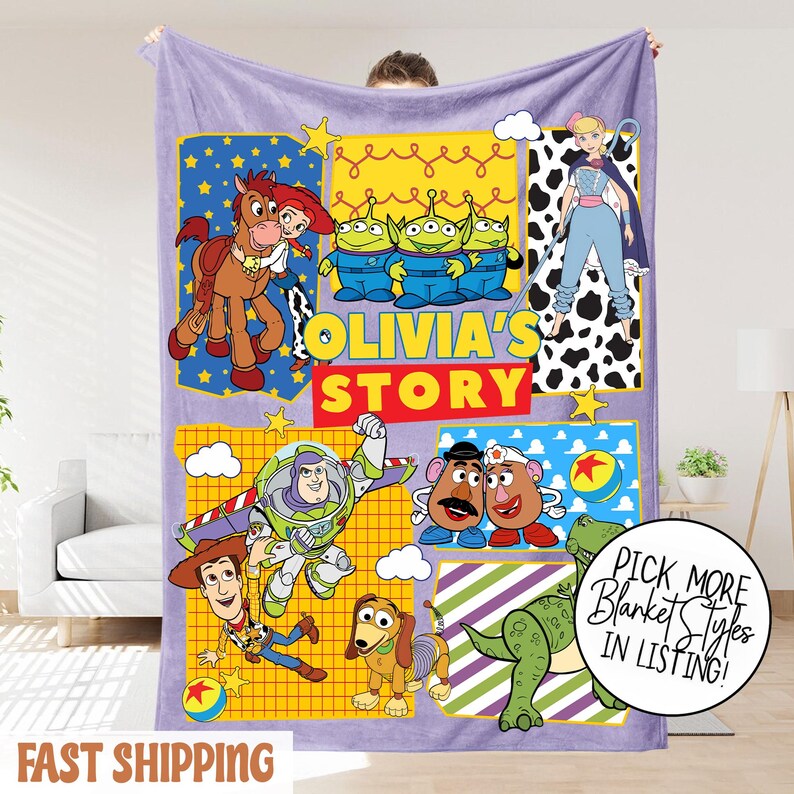 Puede incluir: Una manta lavanda con personajes de dibujos animados coloridos de la pel&iacute;cula Toy Story. La manta tiene el texto "OLIVIA'S STORY" y "FAST SHIPPING". La manta tambi&eacute;n tiene un c&iacute;rculo con el texto "PICK MORE BLANKET STYLES IN LISTING!"