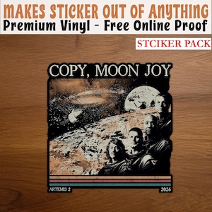Pode incluir: Um autocolante com o texto "COPY, MOON JOY" e uma ilustração de astronautas e uma nave espacial num fundo espacial. O autocolante também inclui o texto "ARTEMIS 2" e "2026". O autocolante é feito de vinil premium.