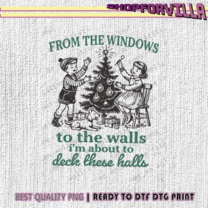 Puede incluir: Gráfico en blanco y negro que representa a niños decorando un árbol de Navidad. El texto dice: "From the windows to the walls, I'm about to deck these halls." También se incluye un perro y regalos envueltos.