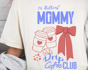 Müde Mamas Coffee Club Comfort Farben, koffeinhaltige Mama, Mama braucht Kaffee, Müde Mamas Club, Mama Kaffee Shirt, Kaffee Liebhaber T-Shirt.