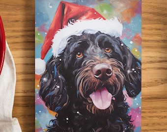 Könnte beinhalten: Weihnachtskarte mit einem schwarzen Hund mit Weihnachtsmütze. Der Hund hat braune Augen und eine rosa Zunge. Der Hintergrund ist ein farbenfrohes Aquarelldesign mit Schneeflocken.