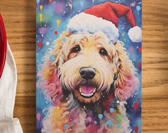 Könnte beinhalten: Eine farbenfrohe Weihnachtskarte mit einem lächelnden Hund mit Weihnachtsmütze. Der Hund hat ein flauschiges, helles Fell mit bunten Farbspritzern auf blauem Hintergrund. Die Karte liegt auf einer Holzoberfläche mit Weihnachtsdekorationen.