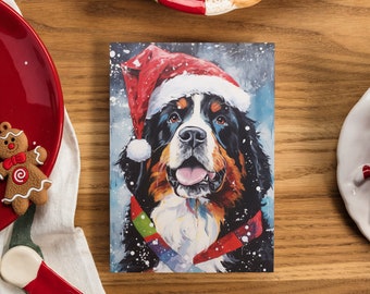 Könnte beinhalten: Weihnachtskarte mit einem Berner Sennenhund mit Weihnachtsmütze und Schal. Das Porträt des Hundes vor einem verschneiten Hintergrund. Die Karte liegt auf einer Holzoberfläche mit festlichen Dekorationen.