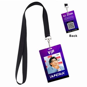 Op de afbeelding: Zwart koord met een VIP-badge. De badge is paars met een foto van een persoon en de tekst "VIP" en "HUNTR/X". De achterkant van de badge is ook zichtbaar, met de tekst "ALL ACCESS" en een QR-code.