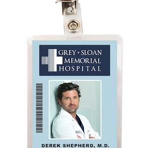 Puede incluir: Una tarjeta de identificaci&oacute;n de pl&aacute;stico azul y blanco con una foto de un hombre con una bata blanca. La tarjeta dice "GREY + SLOAN MEMORIAL HOSPITAL" y "DEREK SHEPHERD, M.D. Neurosurgeon 1069-3807".