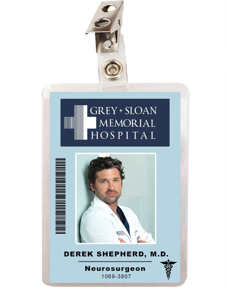 Puede incluir: Una tarjeta de identificaci&oacute;n de pl&aacute;stico azul y blanco con una foto de un hombre con una bata blanca. La tarjeta dice "GREY + SLOAN MEMORIAL HOSPITAL" y "DEREK SHEPHERD, M.D. Neurosurgeon 1069-3807".