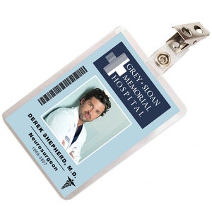 Puede incluir: Una tarjeta de identificaci&oacute;n de pl&aacute;stico azul y blanco con una foto de un hombre con una bata blanca. La tarjeta dice "GREY+SLOAN MEMORIAL HOSPITAL" y "DEREK SHEPHERD, M.D. Neurosurgeon 1069-3807".