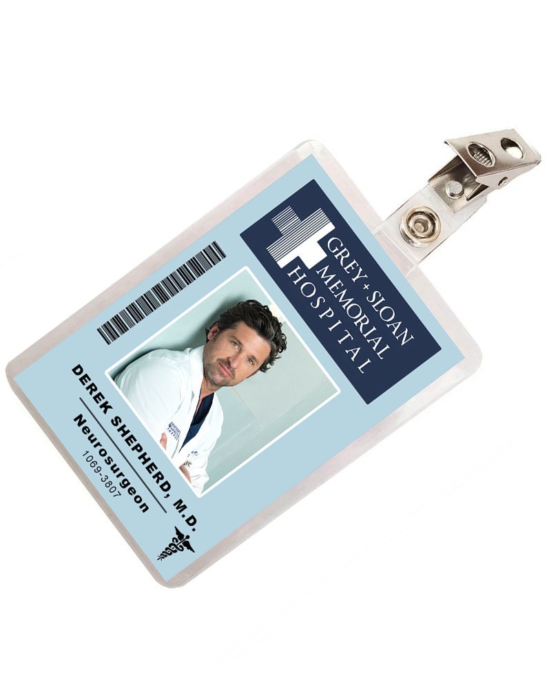Puede incluir: Una tarjeta de identificaci&oacute;n de pl&aacute;stico azul y blanco con una foto de un hombre con una bata blanca. La tarjeta dice "GREY+SLOAN MEMORIAL HOSPITAL" y "DEREK SHEPHERD, M.D. Neurosurgeon 1069-3807".