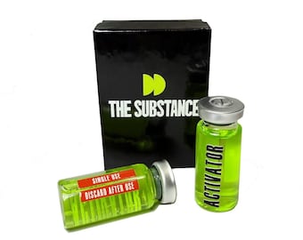 光沢のあるボックスと映画のロゴが付いたサブスタンス