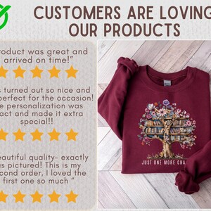 Puede incluir: Sudadera burdeos con un dise&ntilde;o de &aacute;rbol compuesto por libros y flores. El texto "JUST ONE MORE CHA" est&aacute; impreso debajo del &aacute;rbol. La imagen tambi&eacute;n incluye rese&ntilde;as de clientes con calificaciones de cinco estrellas y la frase "CUSTOMERS ARE LOVING OUR PRODUCTS."