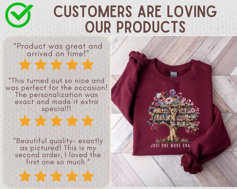 Puede incluir: Sudadera burdeos con un dise&ntilde;o de &aacute;rbol compuesto por libros y flores. El texto "JUST ONE MORE CHA" est&aacute; impreso debajo del &aacute;rbol. La imagen tambi&eacute;n incluye rese&ntilde;as de clientes con calificaciones de cinco estrellas y la frase "CUSTOMERS ARE LOVING OUR PRODUCTS."