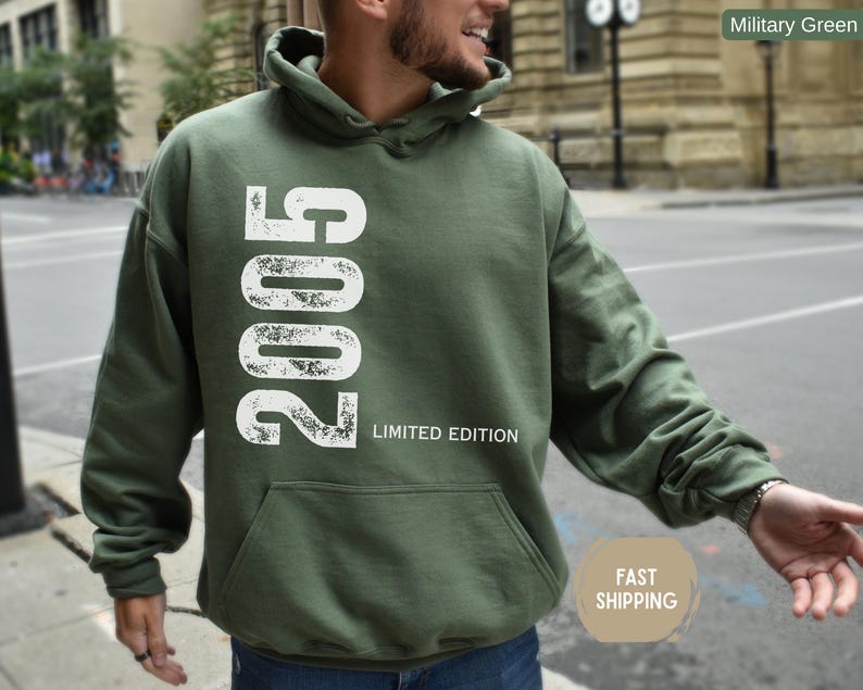 Pu&ograve; includere: Felpa con cappuccio verde militare con una grande grafica bianca "2005" e testo "LIMITED EDITION". Presenta una tasca frontale e un cappuccio. La felpa &egrave; di colore uniforme e sembra essere realizzata in un materiale morbido.
