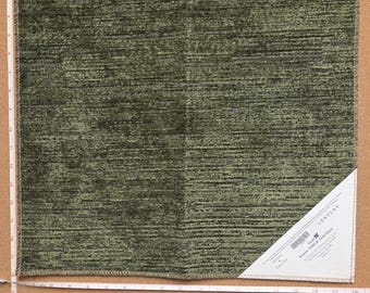 Op de afbeelding: Een vierkant stoffen staal in donkergroen met een getextureerd, horizontaal gestreept patroon. Een wit meetlint langs de linker- en onderrand toont afmetingen van ongeveer 46 cm bij 46 cm. Een wit hoeklabel bevat de tekst CENTURY.