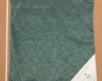 Op de afbeelding: Een vierkant saliegroen stoffen staal met een donkergroen geborduurd geometrisch waaierpatroon. Een wit meetlint is langs de linker- en onderrand geplaatst, wat een breedte en hoogte van ongeveer 46 cm aangeeft.